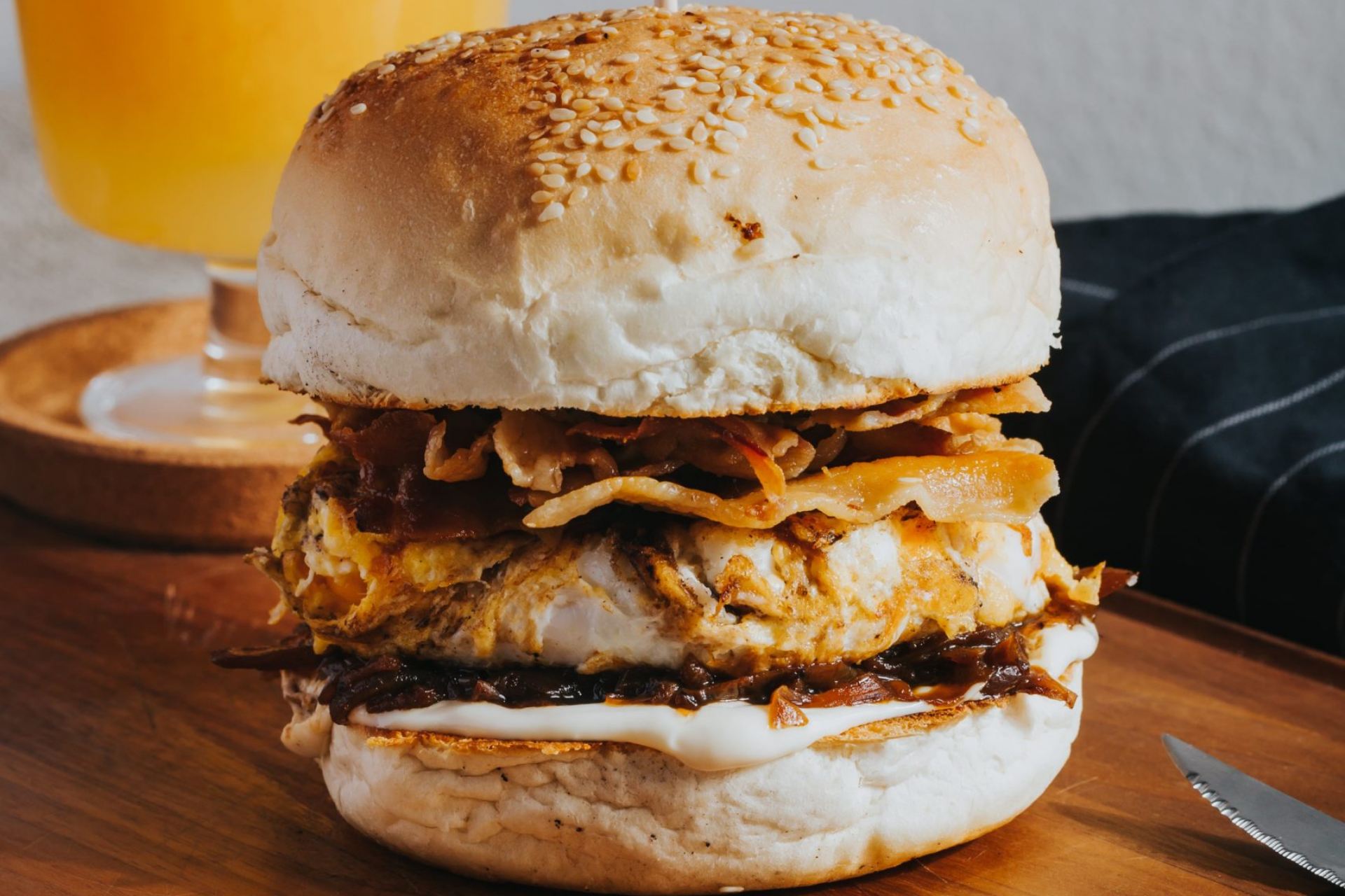 SANDWICH WITH SCRAMBLED EGGS AND BACON